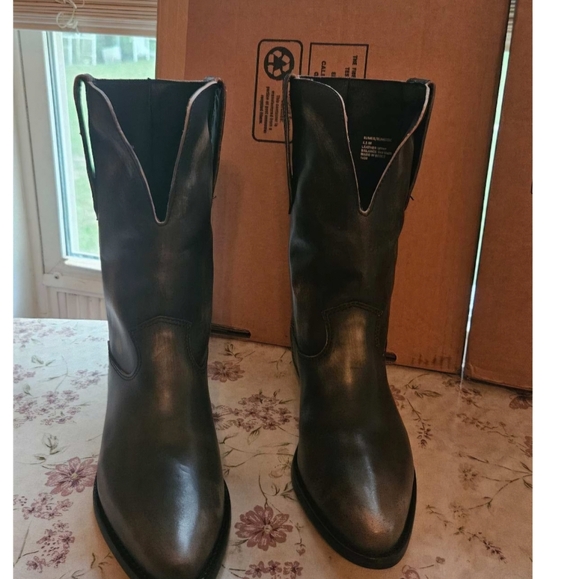 Steve Madden Rumer Distressed Brown Boot. New in box, never worn. - Picture 2 of 8